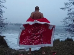 Дед Мороз разделся и искупался в ледяном водохранилище в Воронеже
