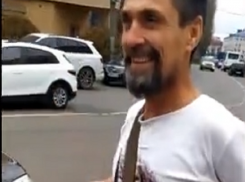 Прославившийся босоногий воронежец рассказал о своих причудах на видео 