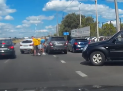 Воронежец проколол четыре колеса девушке на окружной и попал на видео