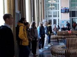 Народное исполнение «Катюши» внезапно охватило ж/д вокзал в Воронеже