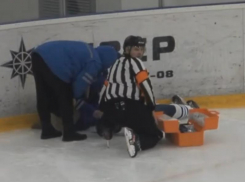 Момент жесткой травмы во время детского матча по хоккею попал на видео в Воронеже