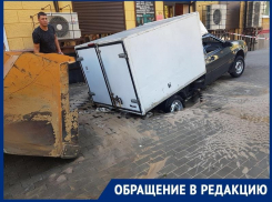Тротуар безжалостно поглотил машину в Воронеже