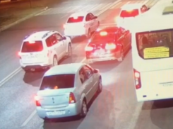 Подрыв Audi A6 пассажиром Renault на дороге сняла камера в Воронеже