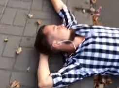 На видео попало, как пьяный хипстер отдыхает на дороге в Воронеже