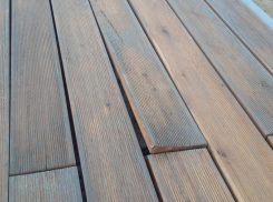 Доски «пустились в пляс» на Петровской набережной