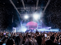 Певец в майке и спортивках собрал аншлаг в Воронеже и заставил петь весь зал