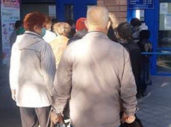 Пенсионный фонд прокомментировал очередь из пенсионеров на фоне ковидного Воронежа