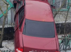 Priora встала на дыбы после столкновения с домом в Воронежской области 