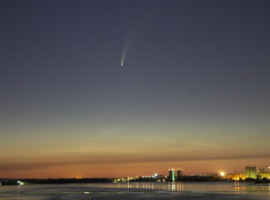 Комету NEOWISE сфотографировали с Северного моста в Воронеже