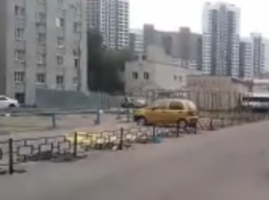 Рабочие замуровали Daewoo Matiz в воронежском дворе 