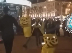 Зажигательный отрыв курьеров «Яндекс.Еды» сняли в центре Воронежа