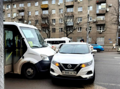 Полная маршрутка протаранила Nissan в центре Воронежа