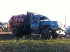 В Воронеже мусоровоз перевернулся, столкнувшись с «четверкой»