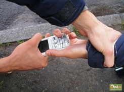 Налетчик перерезал незнакомке руку за мобильник и плейер 