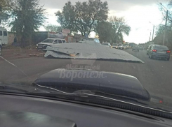 Мерседес прибило забором из-за ветра в Воронеже - опубликовано видео