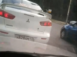 Разборку двух водителей на дороге показали от первого лица в Воронеже