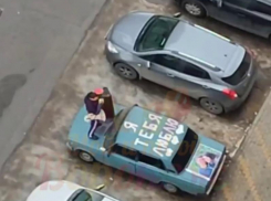 Поступок настоящего романтика засняли на видео в Воронеже