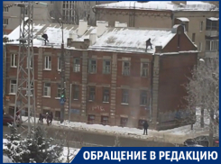 Экстремальная чистка крыши толкнула школьников на дорогу в Воронеже