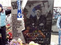 Фанаты московского «Динамо» повесили шарф команды на надгробие Юрия Хоя в Воронеже 