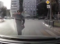 Военный приструнил гонщика бранным жестом на переходе в Воронеже 