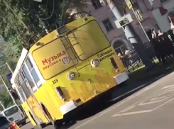 Грустно танцующий троллейбус сняли на видео в Воронеже