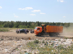 Ветер превращает могилы воронежцев в помойку