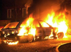 Три машины при неизвестных обстоятельствах сгорели под утро в Воронеже