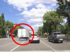 Чуть не сбившего детей на переходе воронежца скромно оштрафовали за тройное нарушение ПДД
