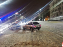 Двое мужчин пострадали в ДТП с такси в центре Воронежа