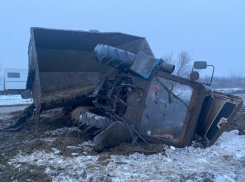 Опубликованы фото жесткого столкновения трактора и грузовика в Воронежской области