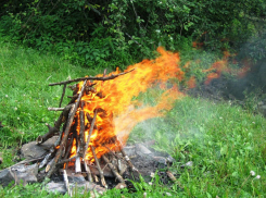 «Ну че вы нам звоните? Че хотите? Ну и что в лесу костер? Они что там, шашлыки жарят?»