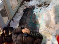 Падение огромной глыбы льда с крыши на женщину проверят следователи в Воронеже 