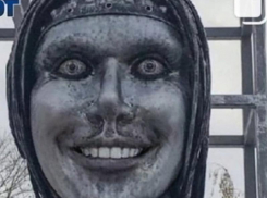 Пугающая воронежская Аленка стала звездой жутких мемов в интернете