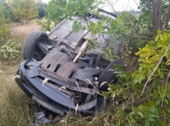 Поездка закончилась кюветом: водитель не справился с управлением в Воронежской области 