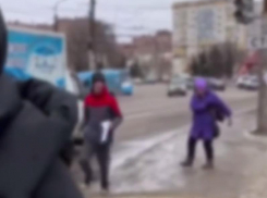 Кусает за грудь и бросает песок в лицо: странное поведение девочки показали на видео в Воронеже