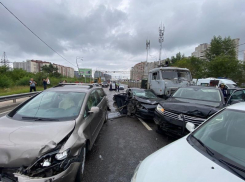 Момент ДТП с 10 машинами попал на видео в Воронеже