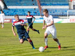 Шестую победу подряд одержали футболисты воронежского «Факела»