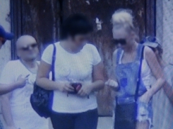 Полицейские сняли на видео продажу героина женщиной в Воронеже 