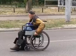 Убегающего колясочника сняли на дороге в Воронеже
