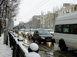 В Воронеже из-за снегопада произошло около 100 аварий