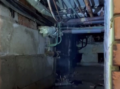 Мощный потоп из канализации сняли на видео в подвале дома в Воронеже