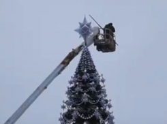 На видео попало, как в Воронеже начали разбирать скандальную елку за 7 миллионов рублей