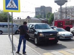 В Воронеже американский посол нагло запарковался около входа в ВГУ