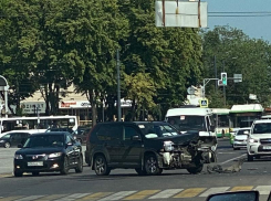 Внедорожник размотало на площади Ленина в Воронеже 