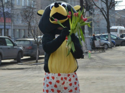 В центре Воронежа женщин с их праздником поздравлял медведь в семейных трусах