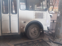 Водитель автобуса снес ограждение и сбежал с места ДТП в Воронеже