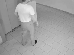 «Угрожал ножом, избивал и душил»: воронежцы сообщили о буйном соседе 