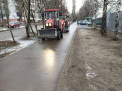 Снегоуборочная техника выехала убирать чистые дороги в Воронеже