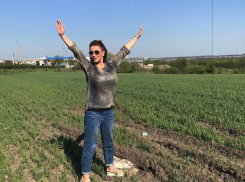 Сексуальную артистку Анну Семенович укачало на воронежской трассе