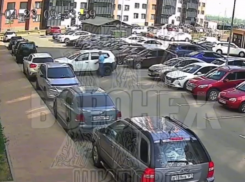 Машина без водителя пошла на таран в Воронеже – опубликовано видео 